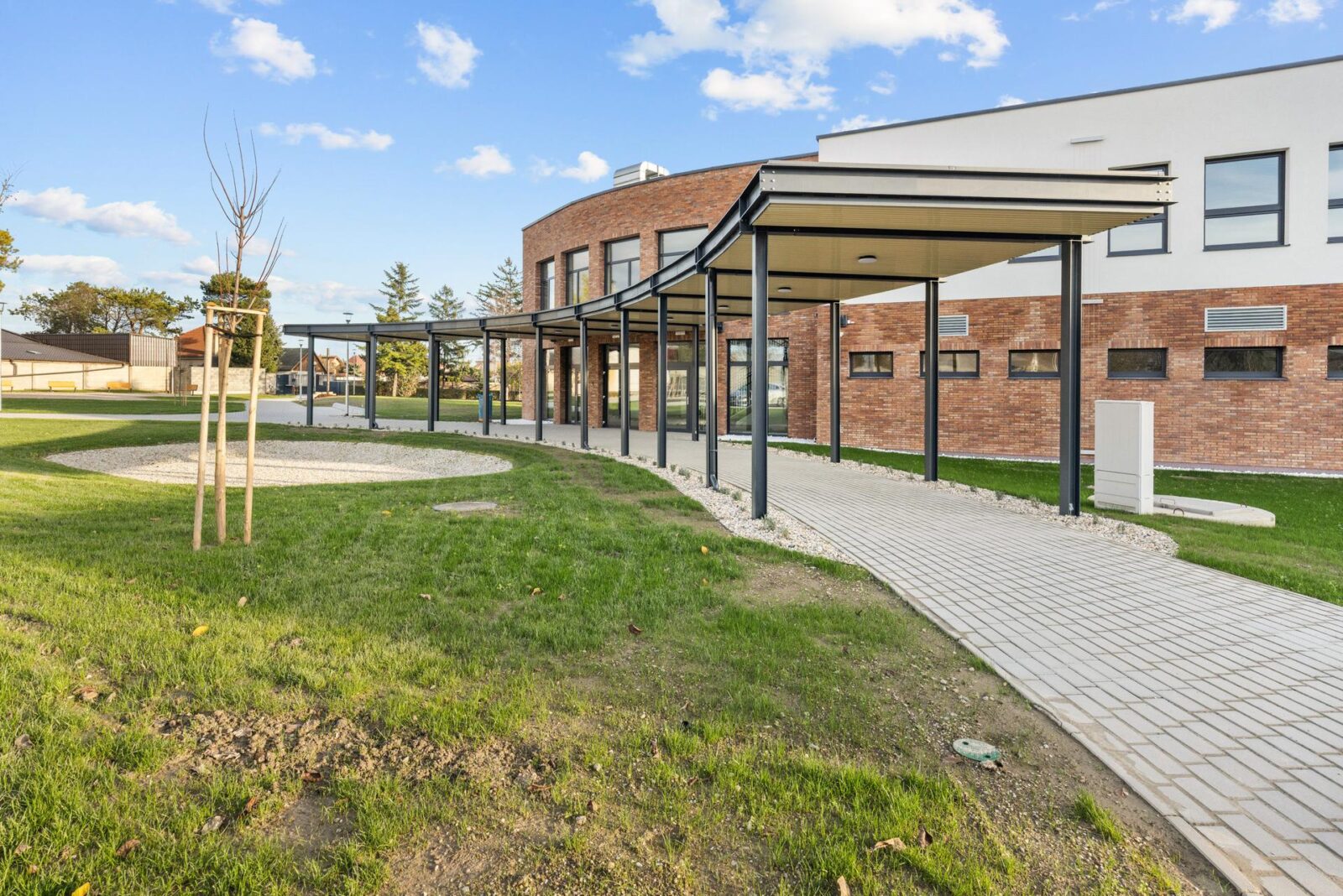 Základná Škola Madony exteriér 05